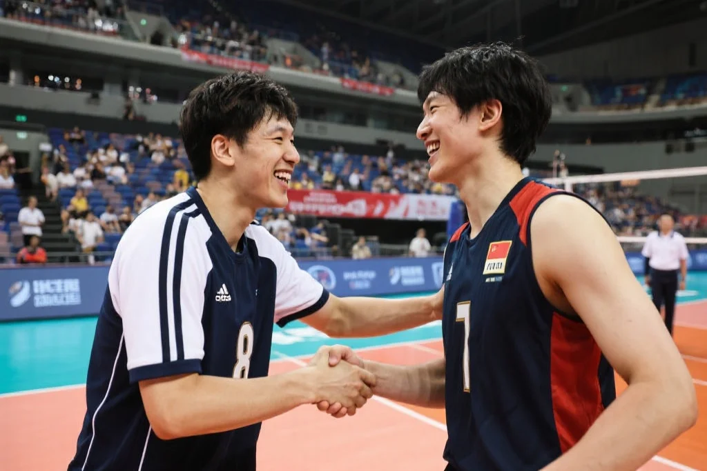 运动员拥抱握手，展现公平竞争与尊重